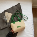 Beige gewebte Beuteltasche mit lindgrünem Lederbesatz und verstellbarem Schultergurt - Grün