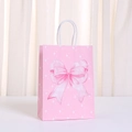 Bolsa de regalo de papel kraft rosa con lazo estampado y asas de cuerda blanca - Lazo de Mancha Rosa (499-5) / 21*15*8