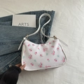 Schultertasche mit Blumenmuster in Weiß mit rosa Rosen und verstellbarem Riemen - Rosa Blume