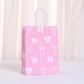 Roze kraftpapier geschenkzakje met witte strikpatronen en bijpassende witte papieren koord - Meerdere Strikjes Sterrenlicht (499-3) / 21*15*8