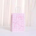 Roze geruite cadeautas met strikpatroon en wit touwhandvat voor feestelijke kadootjes - Zoet Roze Wit Raster (499-2) / 21*15*8