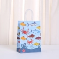 Sac cadeau en papier à thème océan avec motifs de poissons colorés et anses en corde - Style Illustration Vie Marine (478-2)