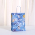 Detailopname van donkerblauwe papieren cadeauzak met ruimte-thema en astronaut illustratie - Ruimte Happy Birthday Stijl (496-4) / 21x15x11cm