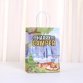 Bolsa de regalo de papel kraft de camping con estampado Happy Camper y asas blancas - Ilustración Happy Camper (481-6)