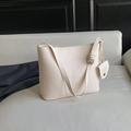 Elegante cremeweiße Beuteltasche aus Leder mit passender kleiner Geldbörse - Gebrochenes Weiß