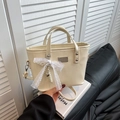 Sac seau crème avec nœud en dentelle et breloque cœur sur fond de volets en bois blanc cassé - Avec Pendentif / Blanc