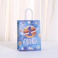 Detailopname van de kraftpapier geschenkzak met ruimtethema, astronaut en nummer één - Astronaut Raket Nummer 1 Stijl (496-1) / 21x15x11cm