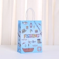 Sac cadeau en papier bleu clair thème pêche avec motifs poissons et poignées blanches - Style Outils de Pêche Bleu Clair (478-5)