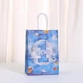 Papieren geschenkzakje in ruimtethema met astronaut en raket voor eerste verjaardag - Ruimte Planeet Combinatie Stijl (496-3) / 21x15x11cm