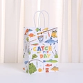 Sac cadeau en papier blanc avec illustrations de pêche 'Catch of the Day' et anses en corde - Style Catch of the Day Blanc (478-6)
