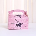 Bolsa de regalo rosa para Halloween con telarañas blancas y adornos de arañas - Estilo Rosa Brillante (A031-6) / 16x9x9cm