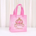 Detailansicht der rosa Prinzessin-Geschenktüte mit goldenem Kutschen-Motiv und Krone - Rosa Kürbiskutsche (9032-3)