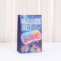 Detail des neongrünen GAME ON Aufdrucks auf dunkelblauer Geschenktüte aus Papier - Game On Stil (H014-3)