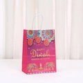 Detail der rosaroten Diwali-Geschenktüte mit Happy Diwali-Text und Mustern - Elefant Fuchsia Stil (524-4) / H21xL15xW8