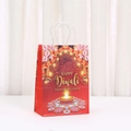 Rote Diwali Geschenktüte aus Papier mit Happy Festival of Lights Text und Blumenmustern - Rot Stil (524-1) / H21xL15xW8