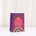 Lila Happy Diwali Geschenktüte aus Kraftpapier mit goldenen Öllampen und Mandalas - Lila-Rosa Farbverlauf Stil (524-2) / H21xL15xW8