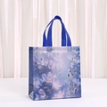 Detalle de bolsa de regalo azul oscuro con motivos florales púrpuras y asas de tejido trenzado - Estilo de Pintura al Óleo Magnolia Púrpura (5037-2) / 23x22x11cm