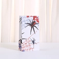 Halloween Papiertüte mit Spinnen- und Netzmuster auf weißem Hintergrund stehend - Weißer Spinnen Stil (845-5)