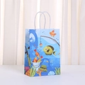 Sac cadeau en papier à thème océan avec motifs de poissons et poignées en corde blanche - Style Monde Sous-Marin Cartoon (478-4)