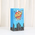Blaue Pop-Art Geschenktüte aus Papier mit Boom-Aufdruck für Partys und Geburtstage - Blau BOOM Stil (847-6) / 24x13x8cm