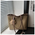 Dettaglio della borsa tote kaki con bordo marrone e un ciondolo a stella in peluche - Con Ciondolo / Cachi