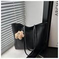 Dettaglio borsa tote in pelle nera opaca con spalline e ciondolo orsetto morbido - Con Ciondolo / Nero