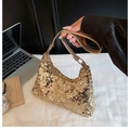 Dettaglio della borsa hobo dorata con paillettes fitte e tracolla in pelle sintetica - Oro