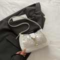 Borsa baguette bianca con paillettes, fibbia dorata e tracolla sottile in stile urbano - Bianco