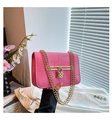 Detalle de bolso rosa efecto cocodrilo con cierre de corazón dorado y correa de cadena - Rosa