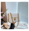 Detalle de mini bolso blanco con relieve de cocodrilo y candado de corazón dorado - Blanco
