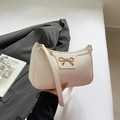 Bolso de hombro minimalista blanco crema con lazo dorado y textura de cuero granulado - Blanco