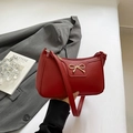 Bolso baguette rojo elegante en cuero sintético con lazo dorado y textura - Rojo