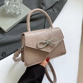 Sac à main rose à motif crocodile avec boucle de nœud en diamant et poignée - Khaki