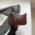 Bolso de hombro marrón en cuero sintético con grano lichi y hebilla de lazo dorado - Marrón