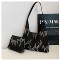 Dettaglio della borsa hobo in jacquard nero con trama floreale e ricami ondulati - Nero
