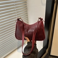 Elegante tiefrote Umhängetasche mit Krokodilmuster und eleganten Metallbeschlägen - Rot