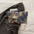 Borsa a busta beige con fiori di paillettes e tracolla a catena dorata per donna - Blu