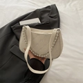 Sac sous le bras blanc laiteux matelassé avec chaîne élégante en perles et métal - Blanc Cassé