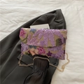 Borsa a busta in lino con ricamo floreale e paillettes su catena dorata - Viola