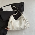 Elegante borsa a luna plissettata bianco crema con lunghe nappe e tracolla regolabile - Senza Ciondolo / Bianco