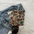 Neue Tasche im chinesischen Stil mit Blumentapisserie und Perlenzugband in Mehrfarbig - Bunt
