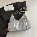 Borsa a spalla a mezzaluna grigio argento con trama marmorea e cerniere in metallo - Senza Ciondolo / Argento