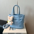 Himmelblaue Nylon-Einkaufstasche mit RAH TOP-Stickerei und Plüschhasen-Anhänger - Blau mit Anhänger