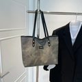 Borsa tote grigia effetto marmo con spalline nere in pelle e dettaglio moda - grigio scuro