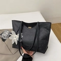Zwarte leren shopper met geplooide textuur, gouden logo en witte bloemenhanger - Met Hanger / Zwart