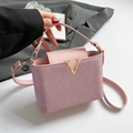 Borsa a mano rosa pallido con finitura glitter e logo a V dorato dal design strutturato - Rosa