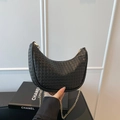 Elegante schwarze gewebte Halbmond-Umhängetasche mit goldener Kette für Damen - Schwarz