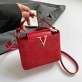 Borsa rossa glitterata con fibbia a V dorata e patta in pelle liscia per donne eleganti - Rosso