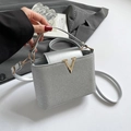 Borsa a tracolla argento glitterata con patta in pelle e fibbia a V dorata - Argento