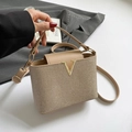 Sac à main scintillant champagne doré avec logo V en métal et bandoulière en cuir fin - Khaki